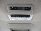 後席にもオートエアコンがついています!夏も冬も快適!!足元から温かい風、冬のドライブには欠かせない装備です^^