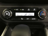左右独立温度コントロールフルオートエアコンです。運転席、助手席それぞれで独立して温度設定ができます。冷え性の方が乗っても安心ですね♪
