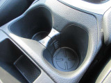 小物入れにもなるドリンクホルダーがシフトレバー前方に付いて便利です