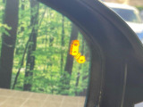 【ブラインドスポットインフォメーション】走行中、ドアミラーの死角になりやすい箇所に後続車が接近するとサイドミラー付近に警告を表示、ドライバーに注意喚起をしてくれます。
