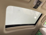 【サンルーフ】開放感たっぷりの希少装備、サンルーフが装着されています!車内に明かりを取り入れたり景色を楽しむ以外にも、車内の空気も簡単に換気できて快適です!