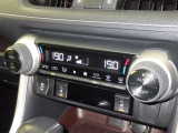 左右独立温度コントロールフルオートエアコンです。運転席、助手席それぞれで独立して温度設定ができます。冷え性の方が乗っても安心ですね♪
