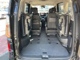 サードシートは折り畳んで収納、広っ!!