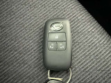 【キーフリーシステム】カバンやポケットに入れたままでもドアの施錠・解錠が可能なスマートキーを装備。エンジンのオン・オフ時もカギを取り出す必要が無いからとっても便利です♪