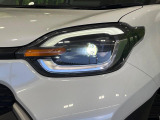 【LEDヘッドライト】悪天候や夜間走行時も良好な視界を確保し安心して運転できる高輝度LEDヘッドライトを装備!点灯速度が早く、消費電力も抑えられています。