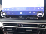 運転・助手席で独立した温度設定のできる、オートエアーコンディショナー。花粉除去機能、イオン発生機能を装備し、室内を快適な環境に保ちます。
