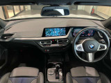 BMWの操作パネルは使いやすさを追求し日常生活で必要なボタン&スイッチを使えるようにした構造となっております。購入時から沢山触って体感してください。