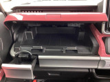 助手席側グローブボックスの上にはたくさんの収納スペースがございます。