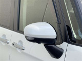 対向車や歩行者が認識しやすいサイドターンランプ付カラードドアミラー