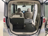 後部座席は分割でシートを倒すことができます。大きな荷物、ゴルフバックも積めます。上質で広々とした室内だから、みんなが心地よく車内で快適に過ごせます♪