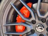 【オレンジキャリパー】ハイパワー車両には強力なブレーキが必須!色鮮やかなキャリパーがスポーティな印象を引き立てます♪
