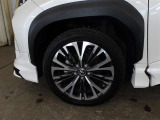 純正18インチアルミホイール装備です☆