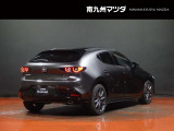 【MAZDA3】光の映り込みだけで、「面のうつろい」を表現し、見る場所、時間、天気によりさまざまな表情を見せ、見るたびに「このクルマにして良かった」と思っていただける車です。洗車も楽しくなります。