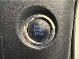 エンジンスタートボタンです。キーが車内にあれば、エンジンの始動・停止はブレーキを踏んでスイッチを押すだけ!キーを取り出す手間を省き、ワンプッシュでエンジンを操作するので簡単でスムーズです。