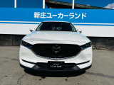凛とした表情のフロントマスクが、自信に満ちた走りを感じさせます。The dignified front face inspires confident driving.