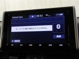 <Bluetooth>スマートフォンなどの機器と車をBluetoothで接続すると、ワイヤレスで音楽を再生できます。