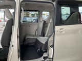 リヤシートはスライドしますので荷室や足元の広さ調整ができます。