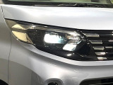 【LEDヘッドライト】悪天候や夜間走行時も良好な視界を確保し安心して運転できる高輝度LEDヘッドライトを装備!点灯速度が早く、消費電力も抑えられています。