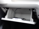 収納たっぷりグローブボックス。