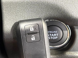 【キーレススタートシステム】カバンやポケットに入れたままでもドアの施錠・解錠が可能なスマートキーを装備。エンジンのオン・オフ時もカギを取り出す必要が無いからとっても便利です♪