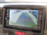 バックカメラ付きで駐車も安心です。