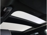 明るさが室内に溢れるパノラマルーフ、暗い車内でも外の明るい光を取り入れることが出来ますね気持ちよくドライビングできますよ。