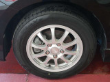 アルミホイール付!鉄ホイールと違って軽いので燃費にも影響してきます。ガソリンの高騰に少しは貢献します!足元がきまります。