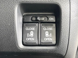 【両側パワースライドドア】スマートキーや運転席のスイッチで後席両側スライドドアの開閉が可能♪電動だから力を入れてドアを開ける必要が無く、小さなお子様でも簡単に開け閉めでき快適です♪