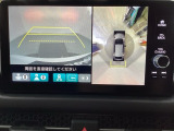 マルチビューカメラシステム搭載車です。お車の周囲を全方位でカバーします。後方・前方・両脇と、コンディションが悪い視界でもカラーモニターに映し出した映像がドライバーをサポートします。