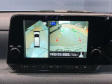 前後左右4つのカメラで、上から見たような映像をお届け、駐車時も安心、アラウンドビューモニター付(肉眼では確認し辛い左前の映像に切り替えることも可能です)。