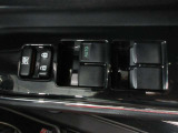 もちろん全席パワーウインドー付。運転席から操作できて便利です。