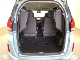 3列目シートを跳ね上げればラゲッジスペースを更に広く使えます。