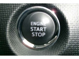 プッシュスタート付き。スマートキーを携帯していればキーを取り出さずにドアを施錠&解錠。クルマの始動も可能です。