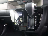 扱いやすいシフトパターンです。足踏み式のパーキングブレーキを採用してます。