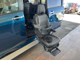 『電動スライドアップシート』 広いドア開口でゆったり乗り降りができ、車いすの座面の高さまで下降。