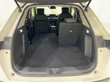 後部座席は分割可倒式で片側だけ倒しての使用が可能です。
