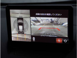 【360&deg;ビュー・モニター】専用カメラにより上から見下ろしたような視点で360度クルマの周囲を確認することができます。駐車が苦手な方でも縦列駐車や幅寄せ時に活躍してくれます。