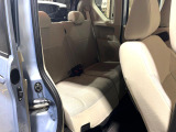 後部座席も気になるようなキズ・汚れやへたり等、大きなダメージはなく、良好な状態です。
