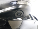 ■助手席側ドアミラーにはサイドビューカメラを装備。ドライバーの死角となりやすい車体左下側がきちんと確認できるので、幅寄せや狭い道でのすれ違いなどに効果を発揮します。