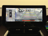 【パノラミックビューモニター】自車周辺をぐるりと俯瞰できるカメラで危険を察知。上空からの映像で自動車や障害物の位置が詳細に確認できるので、狭い駐車場でも安心して駐車できますね。
