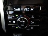 オートエアコンです。車内を設定温度に保ち、快適空間をキープします。