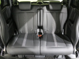 後部座席もゆったり座れます。