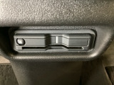 エレクトリックギアセレクターの下にETCがついています。高速道路の料金所の通過も楽々です。 カードの取り出しもしやすい場所についています。