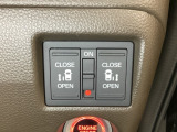 リアドアは乗り降りに便利な両側電動スライドドアです。また運転席に座っていながらスイッチ操作で自在にスライドドアを開け閉めできます。