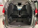 3列目シートを跳ね上げればラゲッジスペースを更に広く使えます。