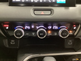 オートエアコンがついてます。左右独立で温度設定のできるデュアルオートエアコンです。パネル内のシートヒータースイッチは前席の左右別々に3段階で温度設定ができます。