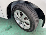 タイヤサイズは155/65R14 純正アルミホイールが足元をかっこよく引き締めます