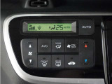 フルオートエアコン搭載。好みの温度に設定するだけで、風向や風量を自動でコントロール!いつでも快適な車内環境に。