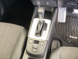 シンプルでとても使いやすいフロアシフトに、パーキングブレーキは電子制御パーキングブレーキです。