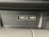 エアコン操作パネルの下に、スマートフォンなどの充電可能なUSB端子が2個ついています。移動中に充電もできるので便利です。